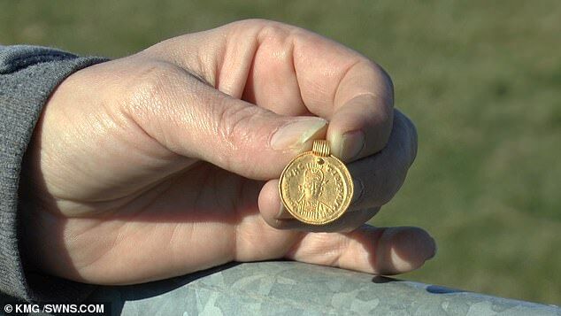 英国女子在农田发现1500年前黄金吊坠，还以为是金币巧克力